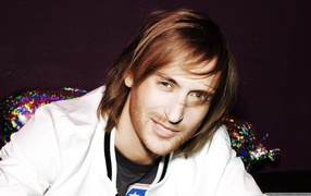 David Guetta улыбается
