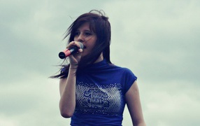 Эльвира Т поет на концерте