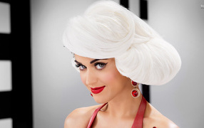 Кэти Перри с белыми волосами