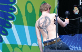 Курара на сцене