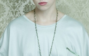 La Roux в белой футболке