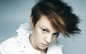 La Roux в белой рубашке