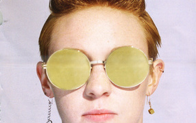 La Roux в желтых очках