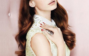 Lana Del Rey рядом с розовой стеной