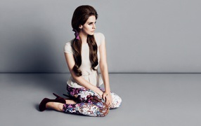 Lana Del Rey sitting on the floor