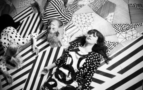 Ленка на фоне абстракции