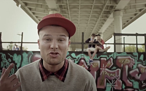 Макс Корж поет песню Где Я