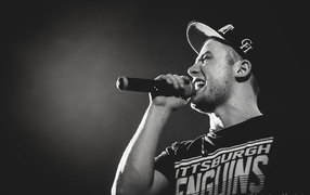 Макс Корж с микрофоном