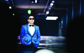 PSY в голубом костюме