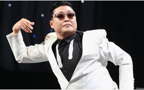 PSY в белом пиджаке
