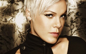 Pink загадачно смотрит