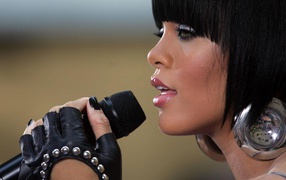  Рианна поет свою последнюю песню