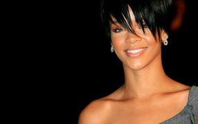  Rihanna с милой улыбкой