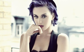 Певица Кэти Перри задумалась