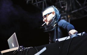 Skrillex курит сигарету во время выступления