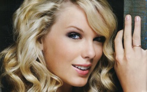 Taylor Swift красивая блондинка