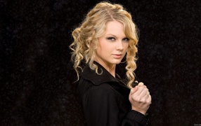 Taylor Swift в черном свитере