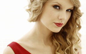 Taylor Swift в красном платье