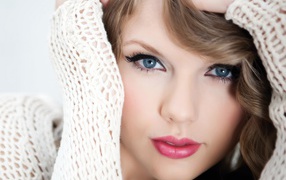 Taylor Swift в свитере