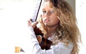 Taylor Swift обнимает свою гитару