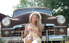 Taylor Swift около старого автомобиля
