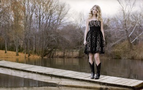 Taylor Swift на мосту