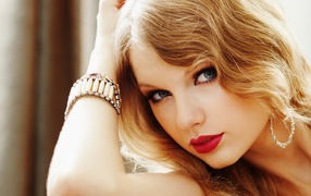 Taylor Swift красные губы