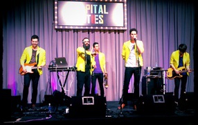 Capital Cities выступают