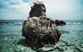 Камень в море