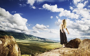 Девушка на просторах родной природы