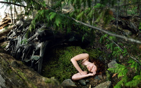 Девушка спит во мху