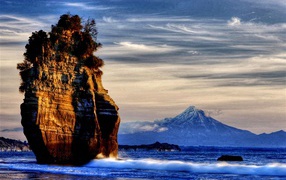 Очень высокий остров на море