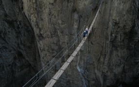 Подвесной мост через пропасть