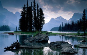 Горный пейзаж с озером