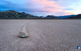 Фотография камня на фоне гор