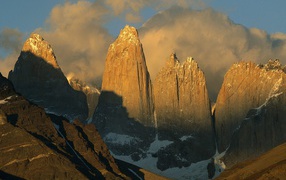 Скалы освещенные солнцем