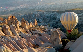Воздушный шар над скалами