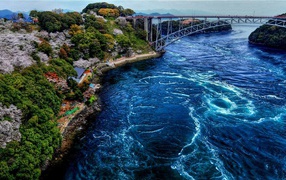 Водоворот на реке с мостом