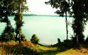 Тропинка ведет к озеру