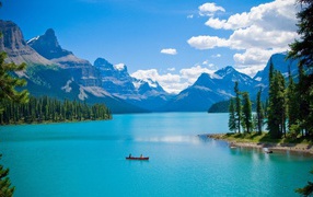 Двое в лодке на озере