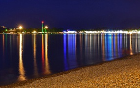 Вид на город через залив ночью