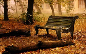 Старая скамейка в осеннем парке