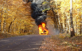 Осень на дороге горит автомобиль