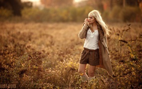 Симпатичная девушка на прогулке в осеннем лесу