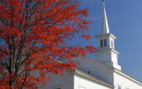 Белый храм осенью