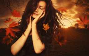 Женщина наслаждается осенью