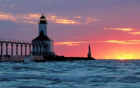 Розовый закат у маяка