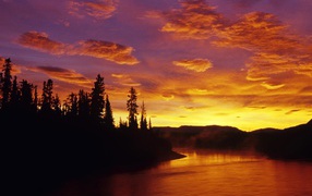 Красный закат на реке