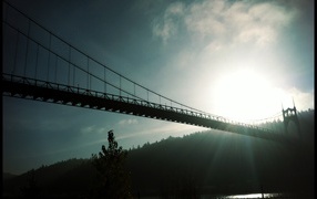 Закат у подвесного моста