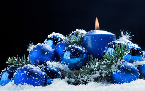 Синие елочные игрушки в снегу